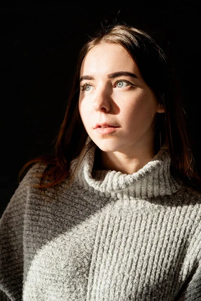 Retrato Luz Sombra Retrato Una Hermosa Mujer Joven Sombrero Paja — Foto de Stock