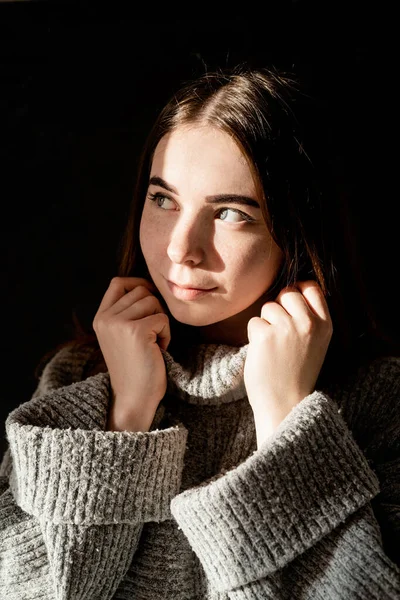 Retrato Luz Sombra Retrato Una Hermosa Mujer Joven Sombrero Paja — Foto de Stock