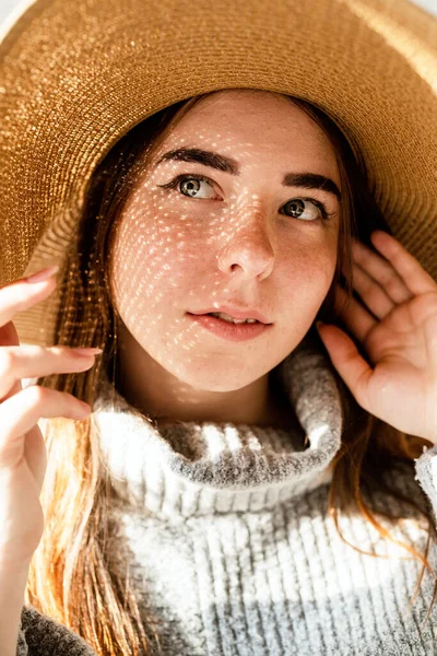 Retrato Luz Sombra Retrato Una Hermosa Mujer Joven Sombrero Paja — Foto de Stock