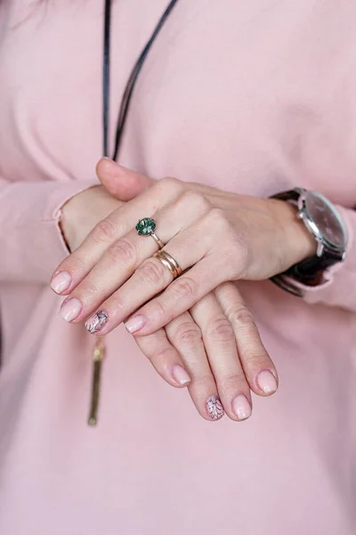 Kvinnlig Hand Med Färsk Pastellrosa Manikyr — Stockfoto