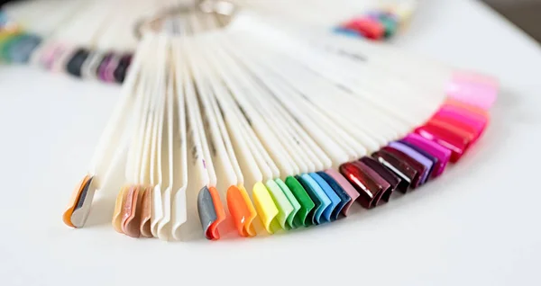 Coloridas Puntas Uñas Plástico Con Varios Diseños Uñas Mesa Salón — Foto de Stock