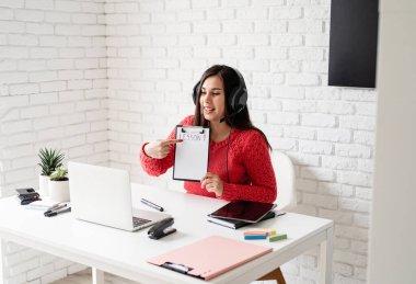 Mesafe öğrenme. E-öğrenme. İnternette bilgisayar kullanarak İngilizce öğreten kadın