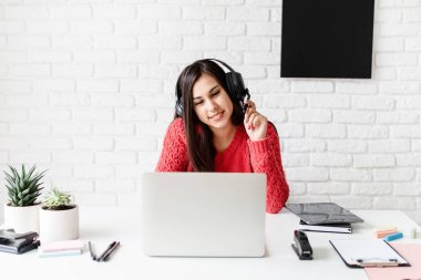 Mesafe öğrenme. E-öğrenme. İnternette bilgisayar kullanarak İngilizce öğreten kadın