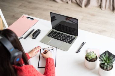 Mesafe öğrenme. E-öğrenme. İnternette bilgisayar kullanarak İngilizce öğreten kadın