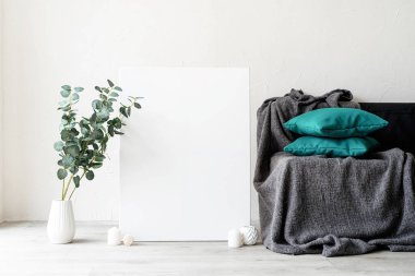 Beyaz duvar arka planında süslemeleri olan poster çerçevesi. Boşluğu kopyala