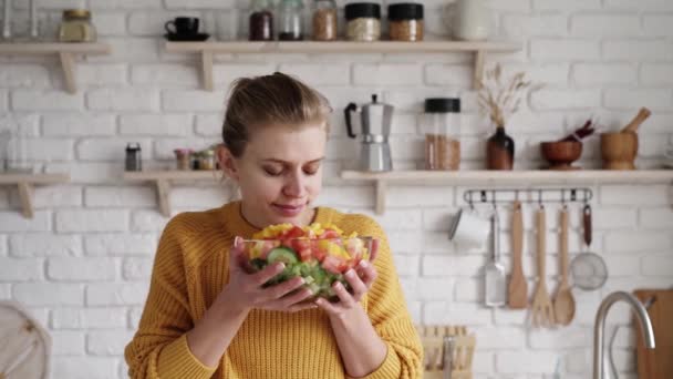 Preparação Alimentos Saudáveis Mulher Cheirando Salada Casa Cozinha — Vídeo de Stock