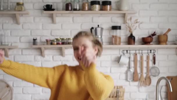 Preparação Alimentos Saudáveis Jovem Mulher Camisola Amarela Dançando Casa Cozinha — Vídeo de Stock