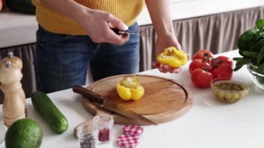 Sağlıklı yiyecekler hazırlıyorum. Sebze salatası pişiren kadın. Sarı dolma biber kesen kadın elleri