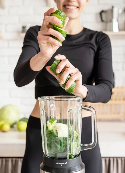 Hälsosam Kost Bantningskoncept Ung Blond Leende Kvinna Gör Grön Smoothie — Stockfoto