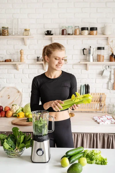 Hälsosam Kost Bantningskoncept Ung Blond Leende Kvinna Gör Grön Smoothie — Stockfoto