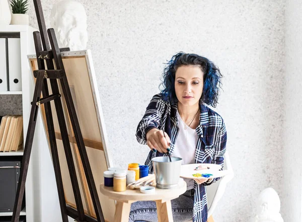 Творческая Женщина Художник Рисует Картину Работающую Своей Студии — стоковое фото