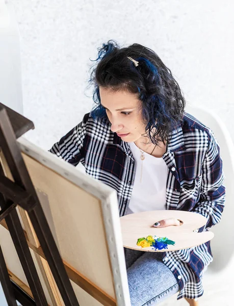 Creatieve Vrouw Kunstenaar Schilderen Van Een Beeld Werken Haar Atelier — Stockfoto