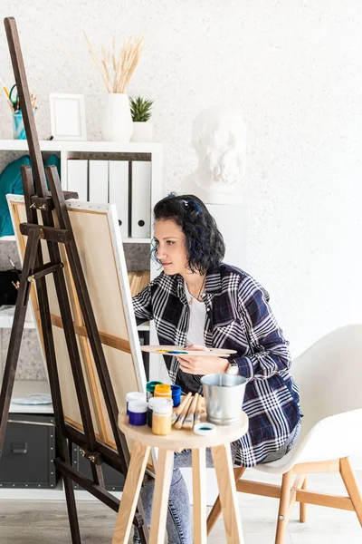 彼女のスタジオで働く絵を描く創造的な女性アーティスト — ストック写真