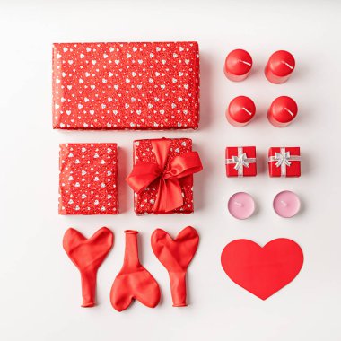 Sevgililer Günü beyaz zemin arkaplan görünümlü nesneleri düz yatıyordu