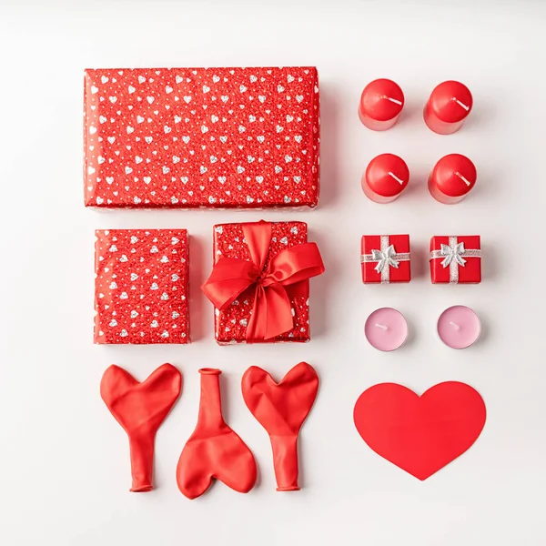 Sevgililer Günü beyaz zemin arkaplan görünümlü nesneleri düz yatıyordu