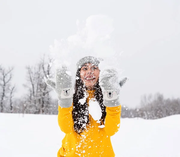 Conceito Exterior Jovem Morena Brincando Com Neve Parque — Fotografia de Stock