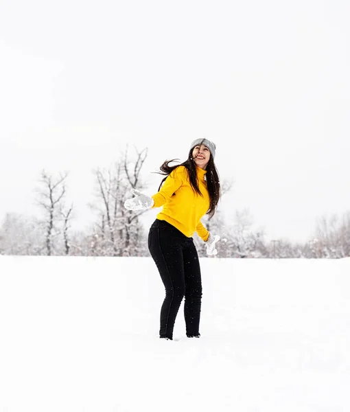 Εξωτερική Έννοια Νεαρή Μελαχρινή Γυναίκα Παίζει Χιόνι Στο Πάρκο — Φωτογραφία Αρχείου