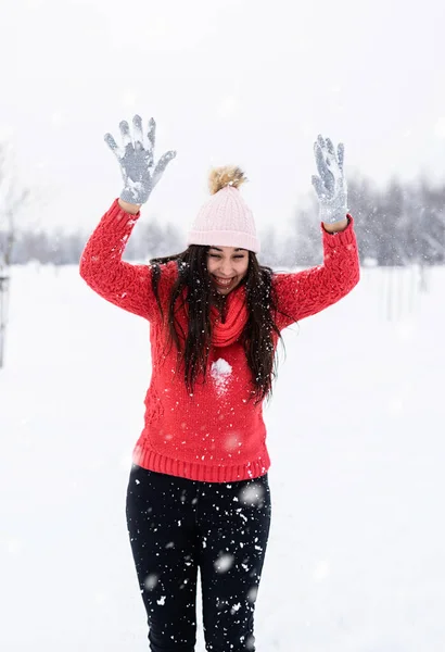 Temporada Inverno Jovem Morena Camisola Vermelha Brincando Com Neve Parque — Fotografia de Stock