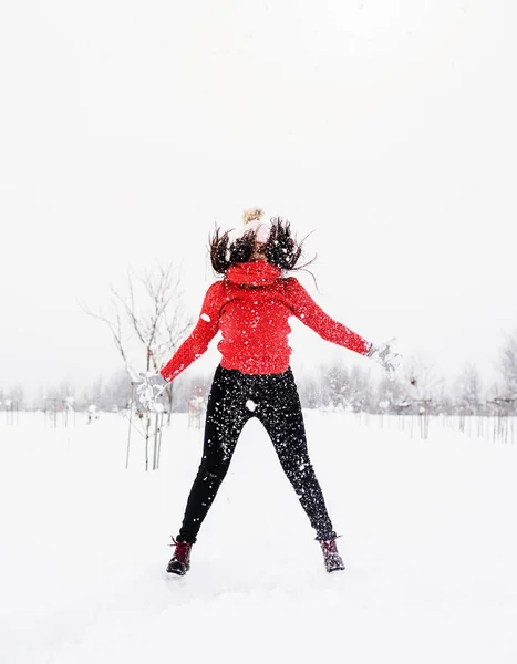 Diversão Inverno Jovem Morena Despreocupada Mulher Camisola Vermelha Pulando Neve — Fotografia de Stock