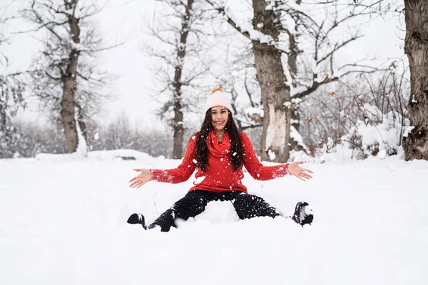 Temporada Inverno Jovem Morena Camisola Vermelha Brincando Com Neve Parque — Fotografia de Stock