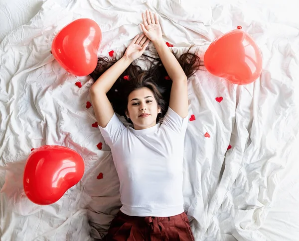 Día San Valentín Joven Morena Feliz Tendida Cama Con Globos — Foto de Stock