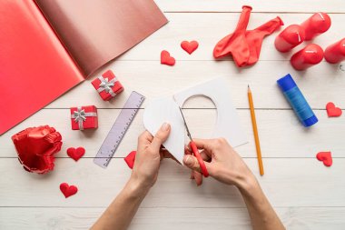 Sevgililer Günü Zanaatkarları. Adım adım kağıt kalp şeklinde sıcak hava balonu yapmayı öğretiyorum. İkinci adım, kalbi sök.
