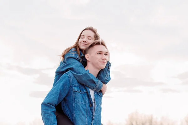 Pasangan Kekasih Muda Yang Bahagia Saling Merangkul Luar Ruangan Taman — Stok Foto
