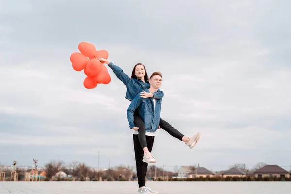 Saint Valentin Jeune Couple Amoureux Étreignant Tenant Des Ballons Rouges — Photo