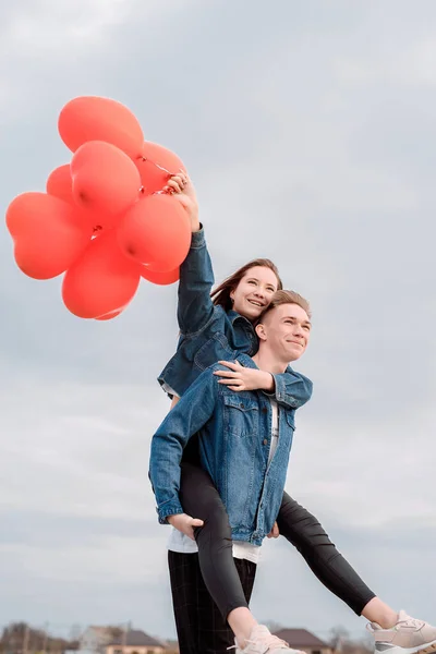 Hari Valentine Pasangan Muda Yang Penuh Kasih Memeluk Dan Memegang — Stok Foto