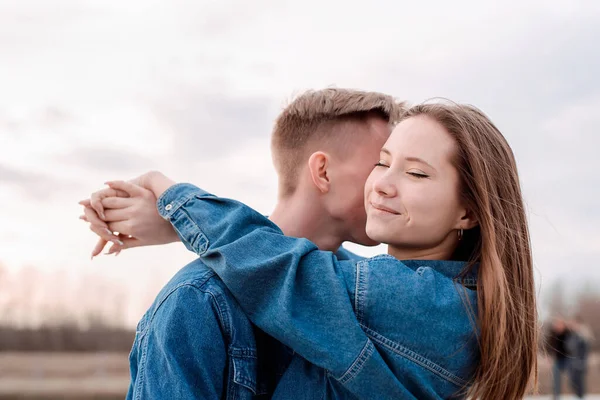 Heureux Jeune Couple Aimant Embrasser Extérieur Dans Parc Amusant — Photo