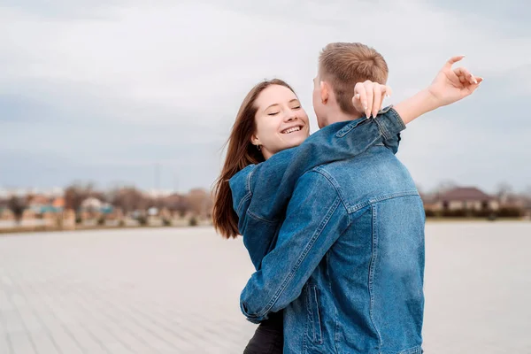 Heureux Jeune Couple Aimant Embrasser Extérieur Dans Parc Amusant — Photo