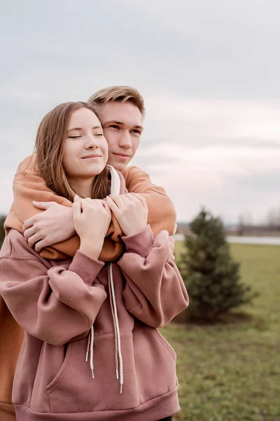 Joyeux Jeune Couple Amoureux Portant Des Cagoules Embrassant Extérieur Dans — Photo