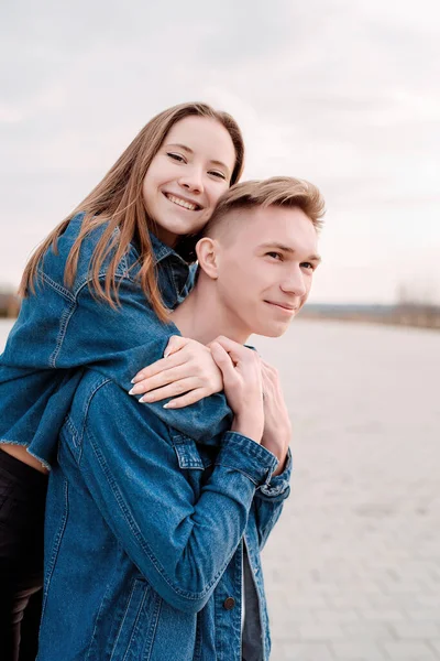 Šťastný Mladý Milující Pár Objímající Navzájem Venku Parku Baví — Stock fotografie