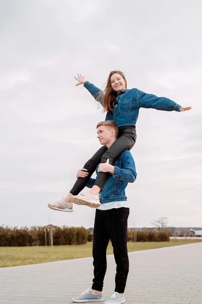 Jeune Couple Amoureux Portant Jean Passer Temps Ensemble Dans Parc — Photo