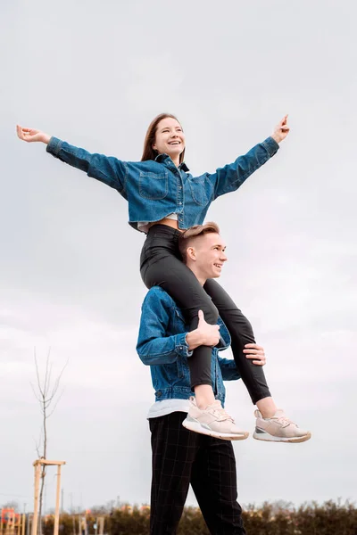 Jeune Couple Amoureux Portant Jean Passer Temps Ensemble Dans Parc — Photo