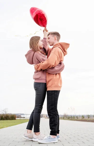 Saint Valentin Jeune Couple Amoureux Étreignant Tenant Des Ballons Rouges — Photo