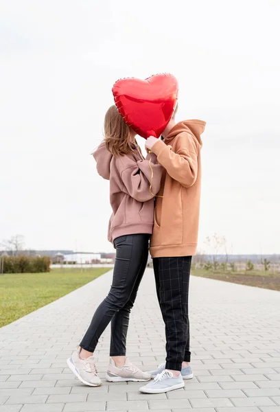 Saint Valentin Jeune Couple Amoureux Étreignant Tenant Ballon Forme Coeur — Photo