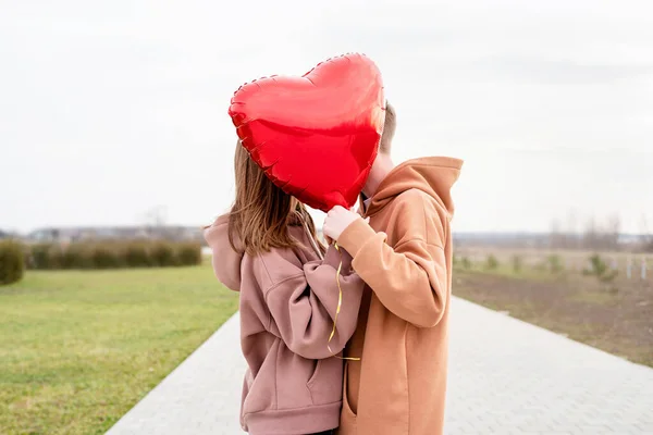 День Святого Валентина Молодая Любящая Пара Обнимает Держит Красный Шарик — стоковое фото
