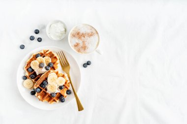 Yaban mersinli, muzlu ve yoğurtlu taze waffle manzarası
