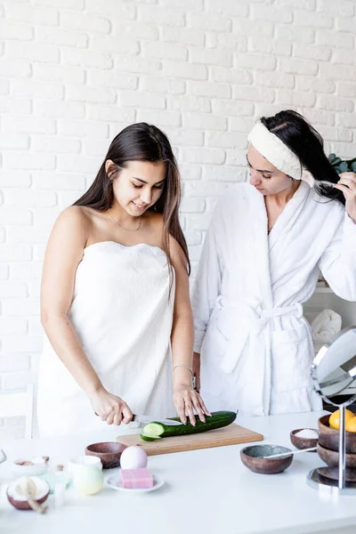 Dua wanita cantik melakukan prosedur spa memotong mentimun — Stok Foto