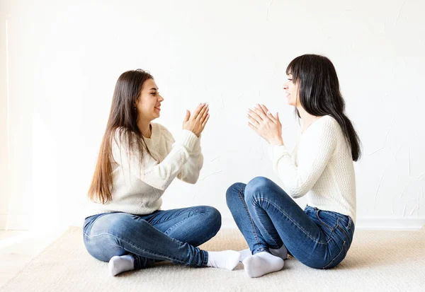 Dois Melhores Amigos Divertindo Casa Jogando Jogo — Fotografia de Stock