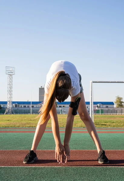 Fitness Deportes Mujer Joven Haciendo Estiramiento Estadio — Foto de Stock