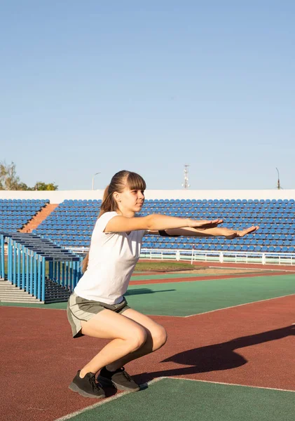 Fitness Deportes Adolescente Chica Calentando Estadio Haciendo Sit Ups — Foto de Stock