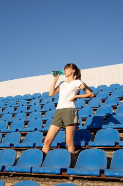 Sağlıklı yaşam tarzı kavramı. Gençler boş stadyumda spor yapıyor.