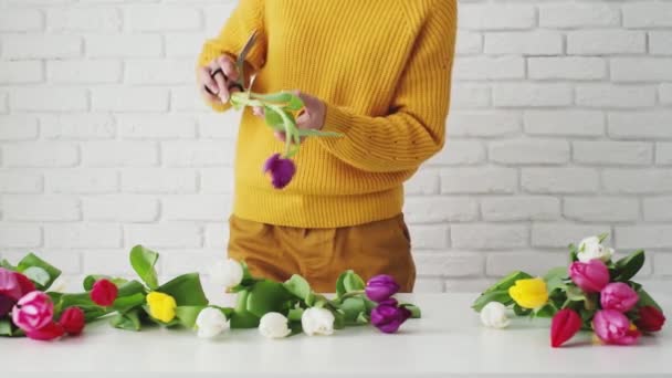 Vrouw Die Tafel Kleurige Tulpen Zet Bakstenen Achtergrond — Stockvideo