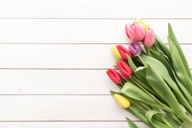 Bahar konsepti Siyah ahşap arkaplanda fotokopi alanı olan lale buketi