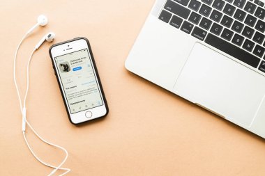 Belorechensk, Rusya - 1 Mart 2021: Akıllı telefon, kulaklık ve dizüstü bilgisayarda kulüp evi başvuru görüntüsü