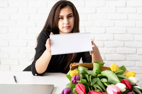 Conceito Pequeno Negócio Férias Mulher Negócios Segurando Calendário Mesa Branco — Fotografia de Stock