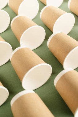 Yeşil arkaplanda tek kullanımlık kağıt bardaklar desen görüntüsü