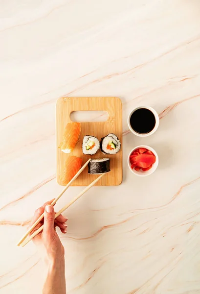 Японская Кухня Суши Лосось Установлен Деревянной Доске Резки Женщина Держит — стоковое фото